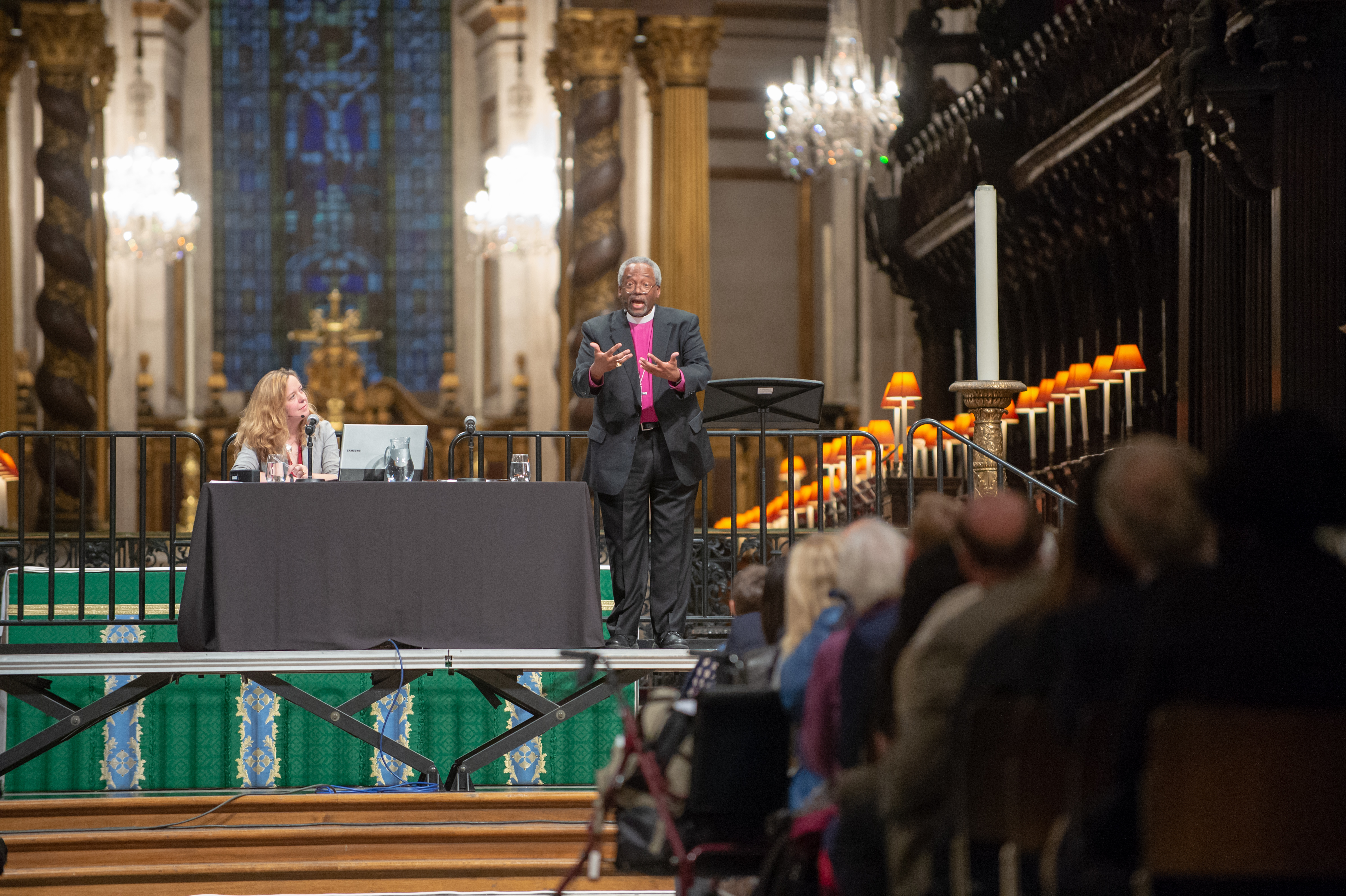 Michael Curry speaks to a large audience at St Paul's Cathedral