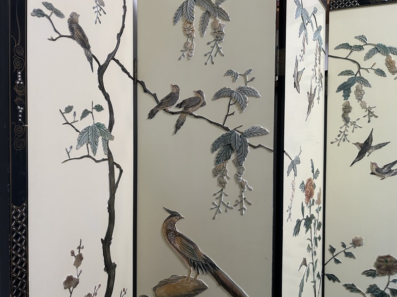 A silk screen decorated with birds in the branches of a tree