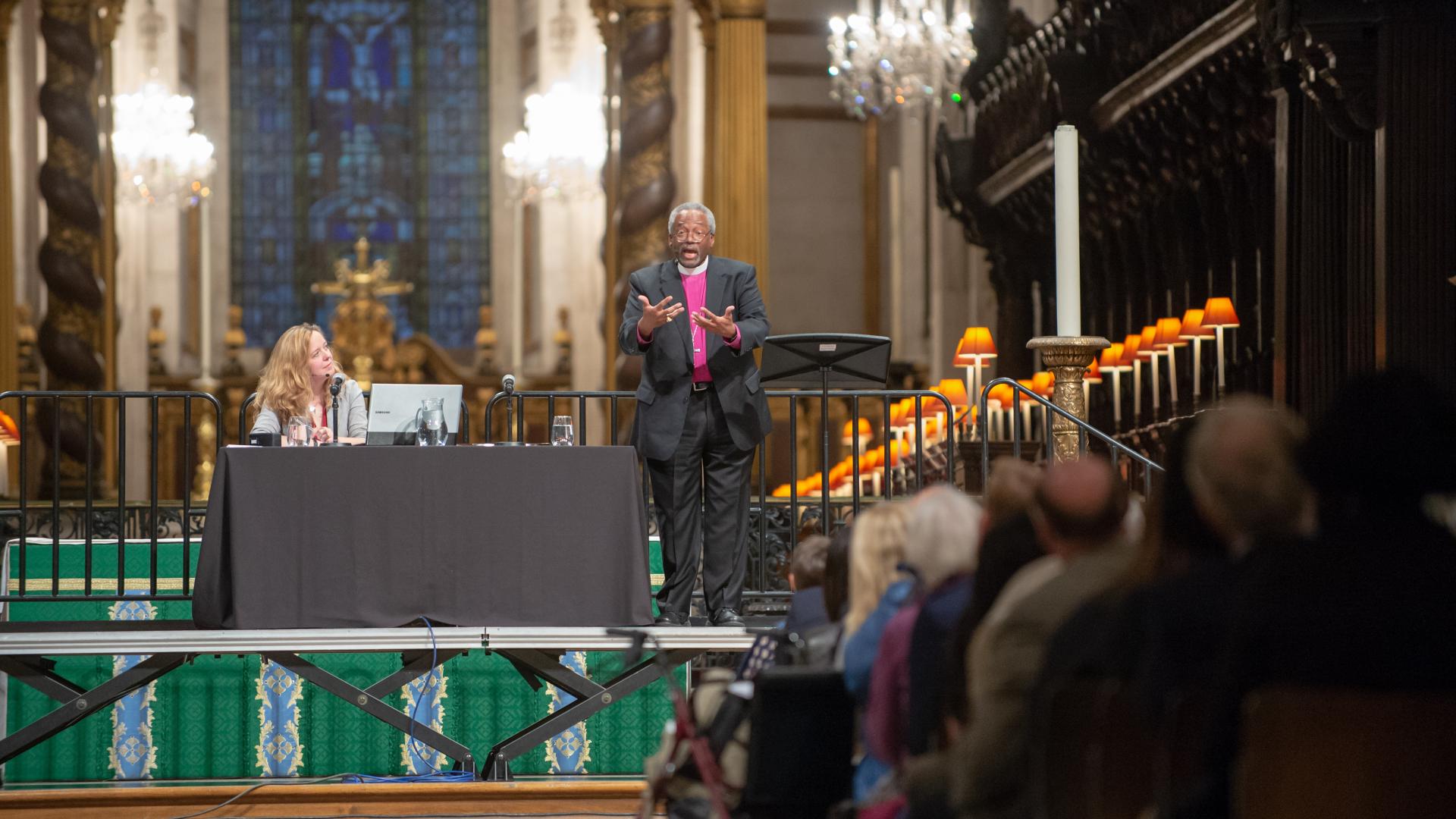 Michael Curry speaks to a large audience at St Paul's Cathedral