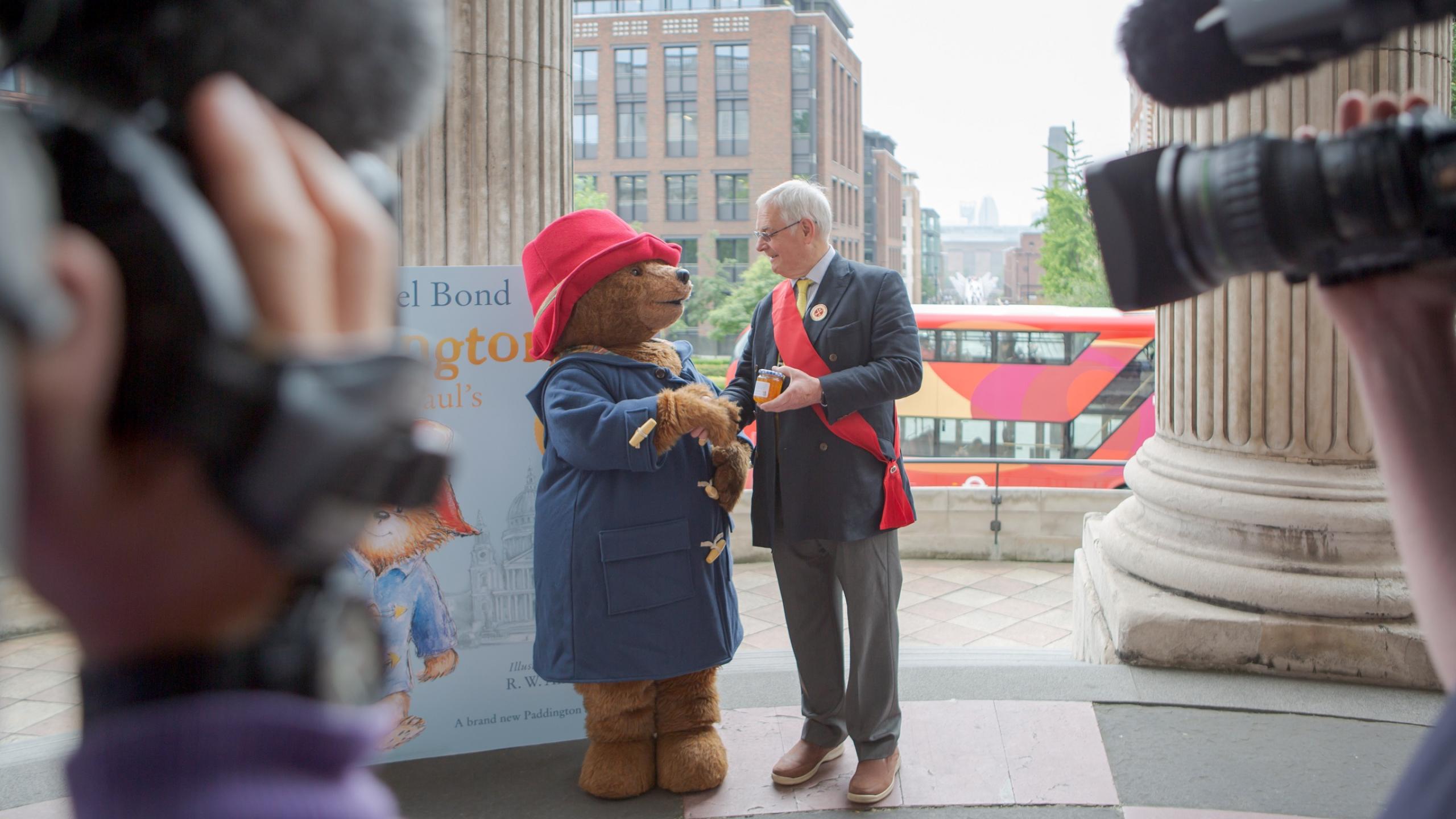 paddington bear filming at st pauls