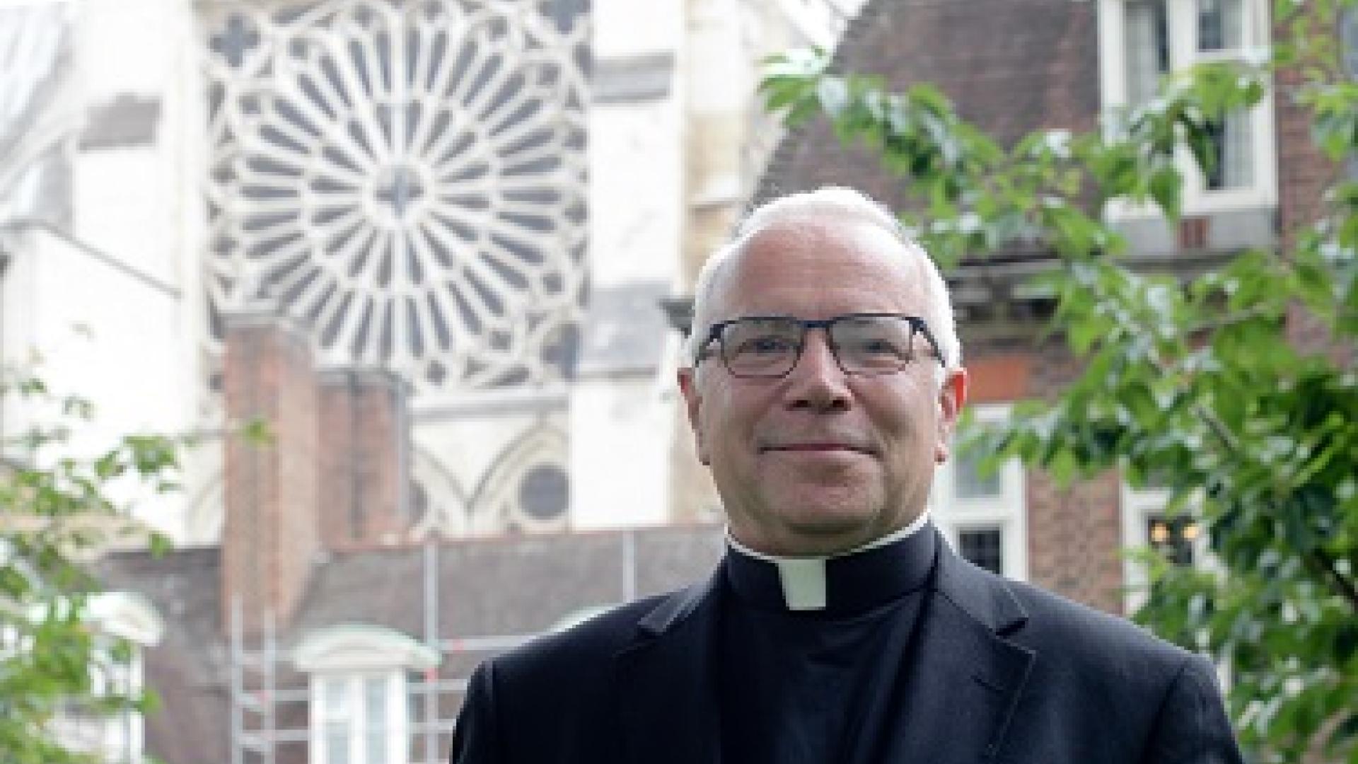 David Hoyle stands outside Westminster Abbey