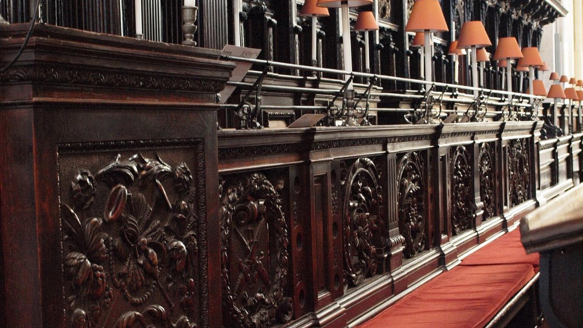 Quire seats with lamps at St Paul's