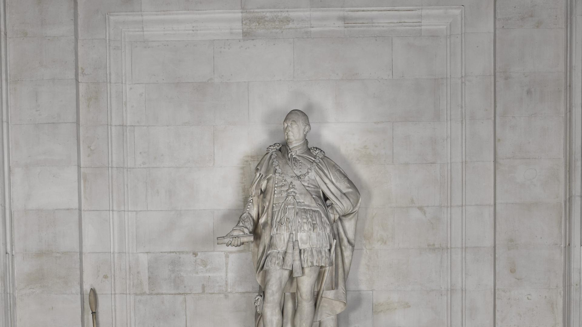 The monument to Charles Cornwallis. A white marble statue with a man on top of a plinth, surrounded by three figures at the base of the plinth.