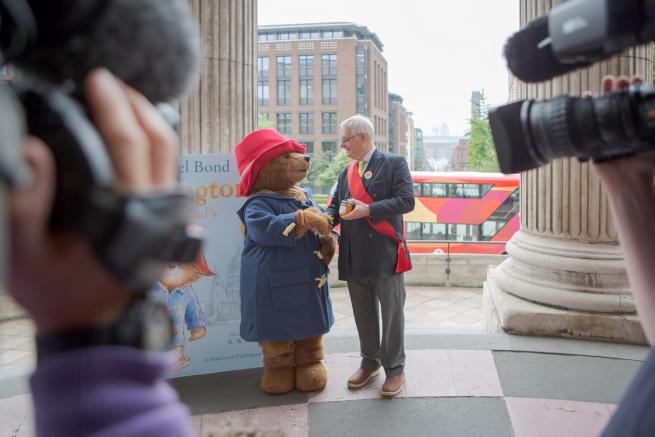 paddington bear filming at st pauls