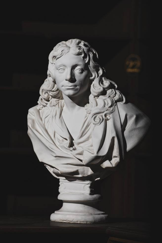 A photo of a bust of Sir Christopher Wren 