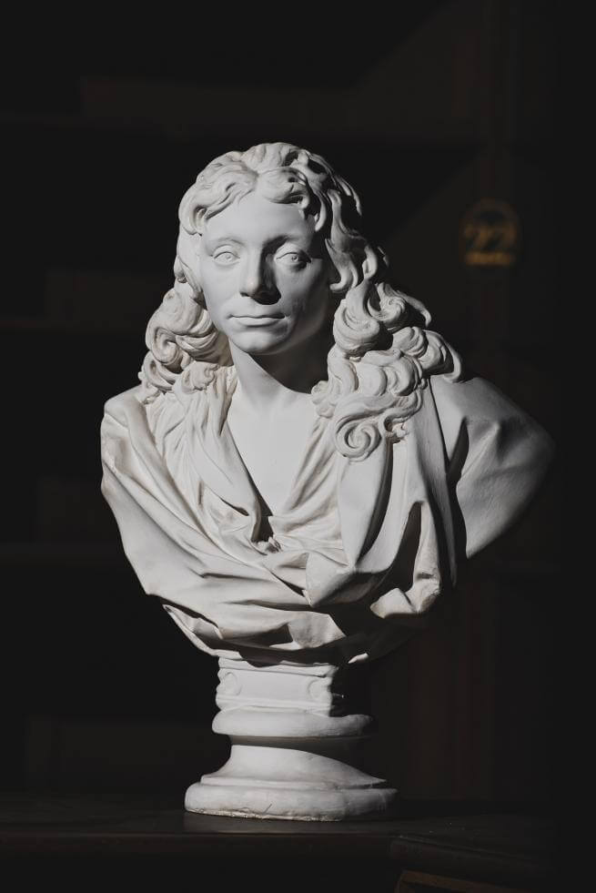 A photo of a bust of Sir Christopher Wren