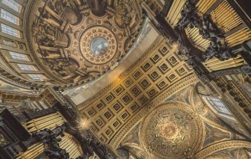 A photo of shapes in the ceiling in the cathedral