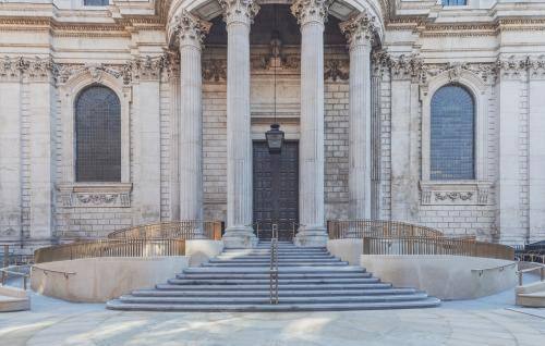 Equal access entrance at North Transept 